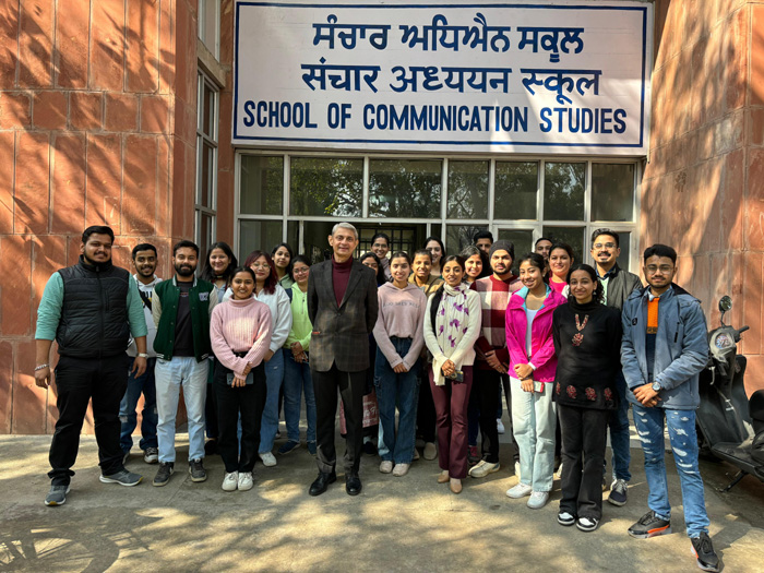 स्कूल ऑफ कम्युनिकेशन स्टडीज, पीयू ने पूर्व बीबीसी संपादक, श्री अतुल संगर द्वारा डिजिटल पत्रकारिता पर विशेष व्याख्यान की मेजबानी की